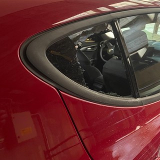 Nel quartiere senza parcheggi crescono i raid ai danni dei veicoli in sosta