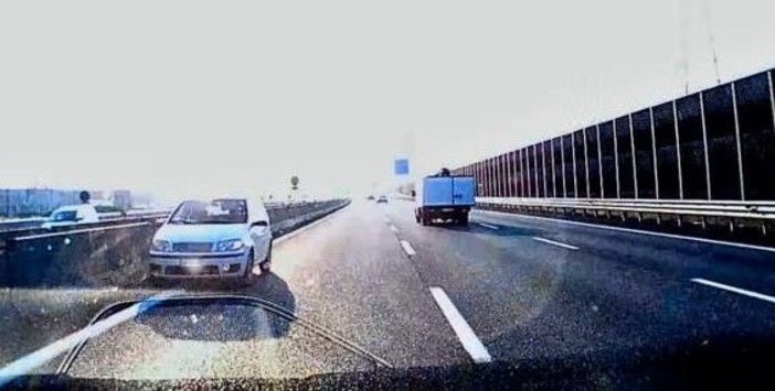 Auto in contromano sull'autostrada A4: paura all'altezza di Rondissone Auto in contromano sull'autostrada A4: paura all'altezza di Rondissone