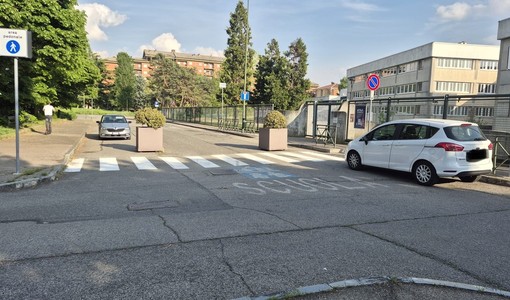 A Mirafiori un’area pedonale della discordia tra ingorghi al mattino e auto in sosta vietata A Mirafiori un’area pedonale della discordia tra ingorghi al mattino e auto in sosta vietata