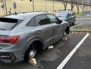 auto su mattoni e cui sono state rubate le ruote