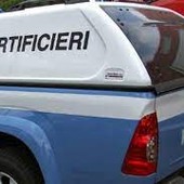 Allarme bomba per uno zainetto abbandonato in via Berthollet, accanto alla Sinagoga: traffico bloccato e artificieri in azione