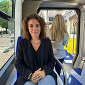 L'assessore Chiara Foglietta a bordo di un tram