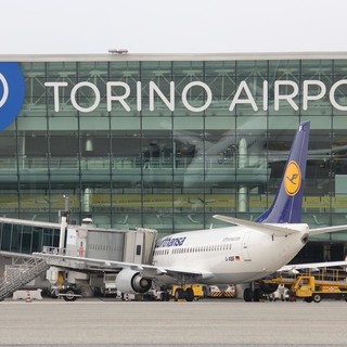 Tragedia di Caselle, l’aeroporto chiuso fino a mezzanotte di domenica: cancellati i voli da e per Torino