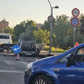 Auto distrutta dalle fiamme a Torino nord: pompieri in azione