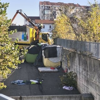 Parco Sempione, le ruspe abbattono le baracche della discordia Parco Sempione, le ruspe abbattono le baracche della discordia