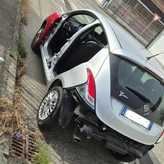 Alla Lancia Y portate via portiere e il parafango posteriore Alla Lancia Y portate via portiere e il parafango posteriore