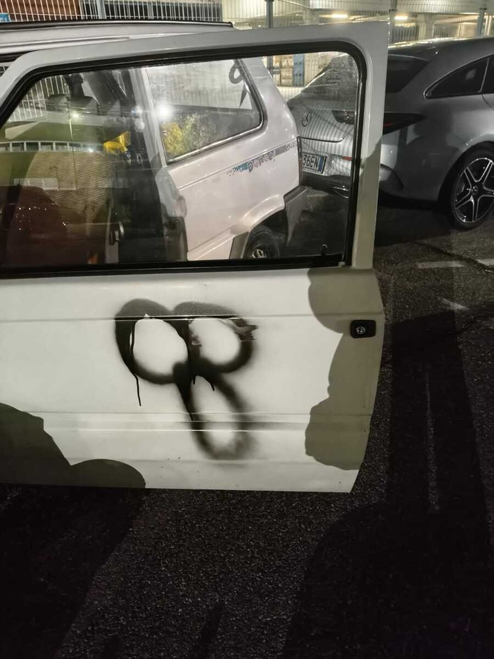 L'auto vandalizzata a Ivrea