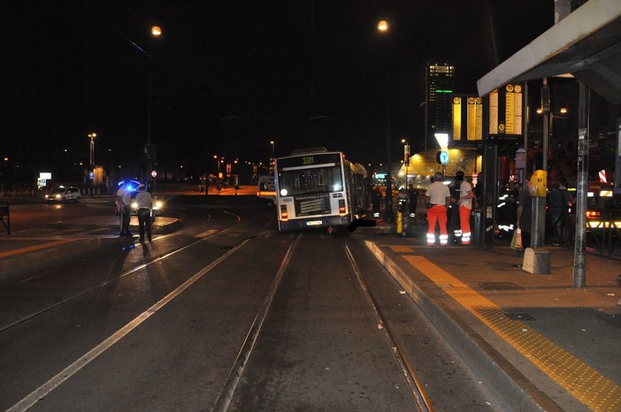 Tragedia alla fermata di Porta Susa: pedone investito appena sceso dal bus, morto