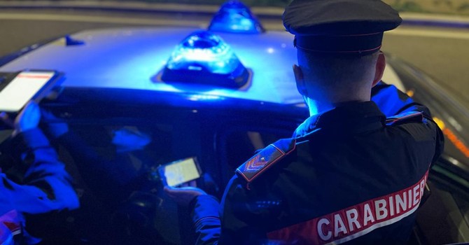 Rapinato e ferito da una coltellata: indagano i carabinieri (foto di archivio)