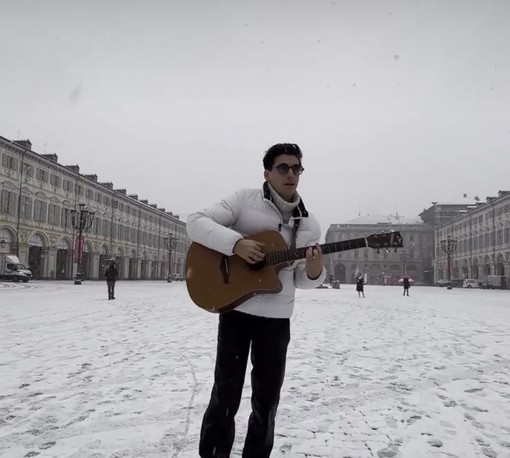 Emanuele Aloia canta “Meteo” sotto i fiocchi di neve