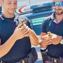 Gli agenti con uno dei piccoli pulcini salvati