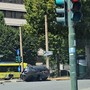 Una immagine dell'auto che si è ribaltata in corso Agnelli