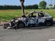 Quel che resta dell'auto bruciata in via Deledda a Nichelino