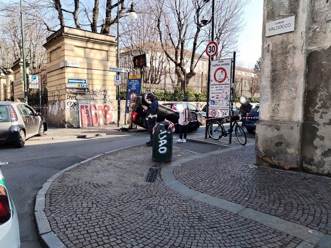 Auto ribaltata nel centro di Torino: via Carlo Ignazio Giulio chiusa Auto ribaltata nel centro di Torino: via Carlo Ignazio Giulio chiusa