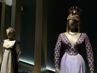 Gli abiti delle star e delle storie da sogno alla Reggia di Venaria