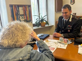 La donna in compagnia dei militari che le hanno restituito il maltolto