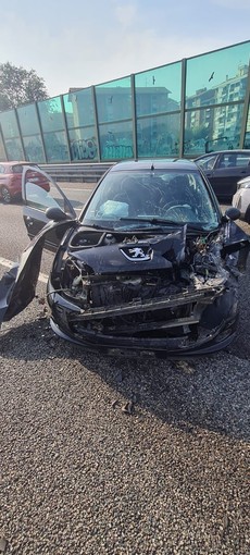 Incidente tra due auto sulla tangenziale tra Venaria e Savonera: un ferito