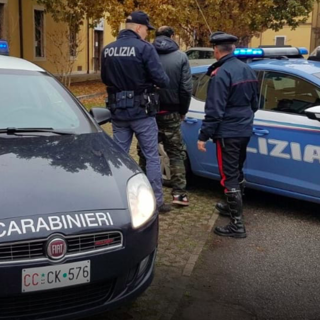 Auto dei carabinieri e della Polizia