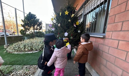 A Volpiano bambini e carabinieri addobbano l'albero della Legalità A Volpiano bambini e carabinieri addobbano l'albero della Legalità