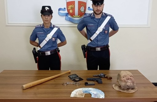 carabinieri con oggetti sequestrati