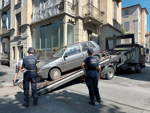 auto abbandonate in corso Lecce