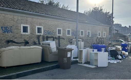 Lasciati divani, mobili, cornici e ogni genere di spazzatura