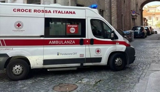 Moncalieri, le auto in sosta bloccano l'arrivo dell'ambulanza Moncalieri, le auto in sosta bloccano l'arrivo dell'ambulanza