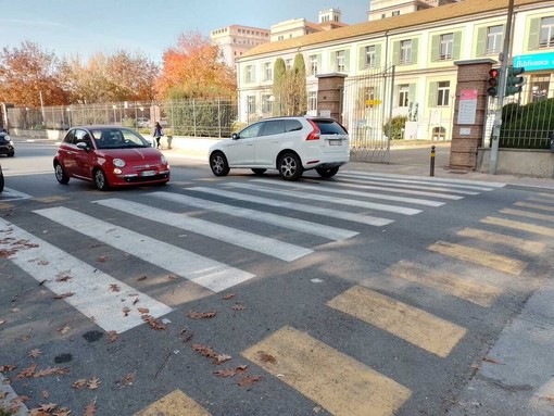 L'attraversamento rialzato di fronte alla biblioteca civica Arduino L'attraversamento rialzato di fronte alla biblioteca civica Arduino