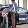 Minaccia l’anziana madre con un coltellaccio per estorcerle denaro: arrestato 41enne