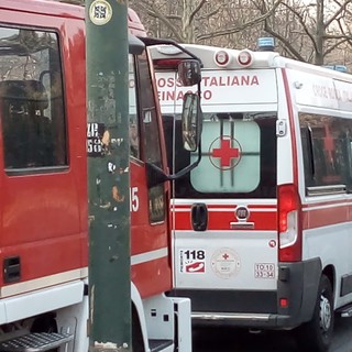 Lastre di marmo si staccano da un portone: 27enne ferito alla testa