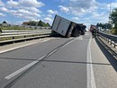 Autoarticolato su ribalta su un fianco: traffico paralizzato sulla tangenziale