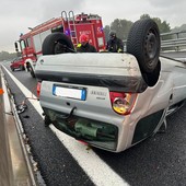 Incidente sulla Torino-Pinerolo all'altezza di Piscina: un'auto si ribalta sulla carreggiata
