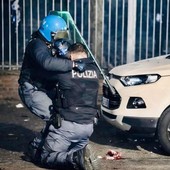 Il poliziotto aggredito portato in salvo dal collega