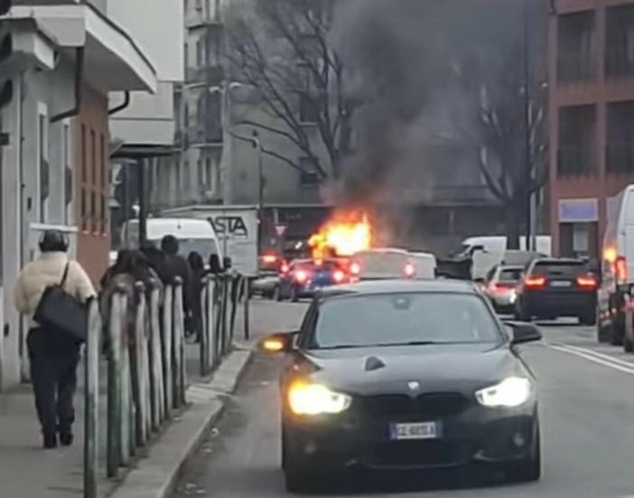 Una immagine del furgoncino che ha preso fuoco
