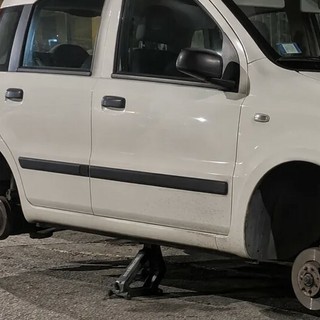 L'auto derubata delle gomme a Nichelino L'auto derubata delle gomme a Nichelino
