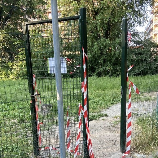 Non c’è pace per l’area cani ai giardini Cavallotti, gli incivili strappano i sigilli Non c’è pace per l’area cani ai giardini Cavallotti, gli incivili strappano i sigilli