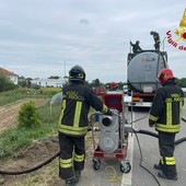 Santena, autocisterna si ribalta in un campo: lungo intervento dei vigili del fuoco per la messa in sicurezza; traffico in tilt
