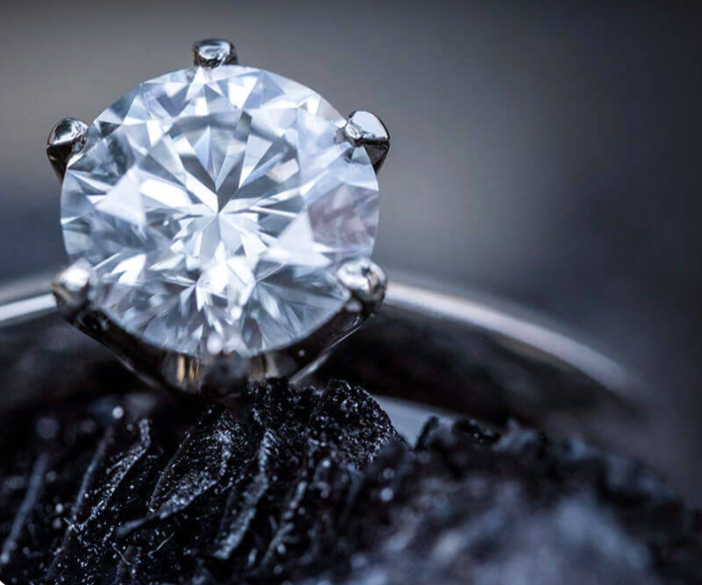Un anello di diamanti che non indossi più: le strade possibili (oltre al cassetto) Un anello di diamanti che non indossi più: le strade possibili (oltre al cassetto)
