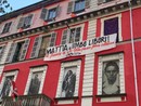 striscione appeso alle finestre di un edificio colorato