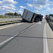 Autoarticolato su ribalta su un fianco: traffico paralizzato sulla tangenziale