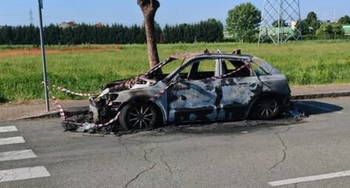 Quel che resta dell'auto bruciata in via Deledda a Nichelino Quel che resta dell'auto bruciata in via Deledda a Nichelino