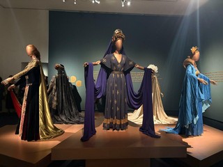 Gli abiti delle star e delle storie da sogno alla Reggia di Venaria