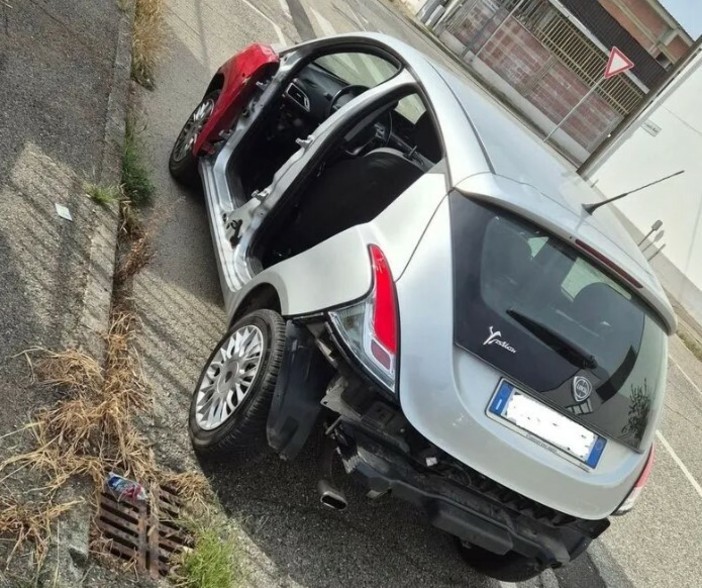 Alla Lancia Y portate via portiere e il parafango posteriore Alla Lancia Y portate via portiere e il parafango posteriore