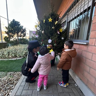A Volpiano bambini e carabinieri addobbano l'albero della Legalità
