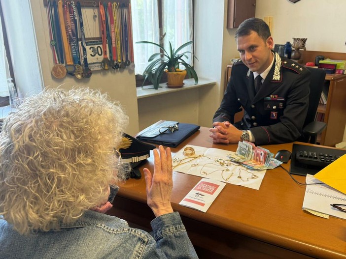 La donna in compagnia dei militari che le hanno restituito il maltolto