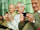 anziani con smartphone