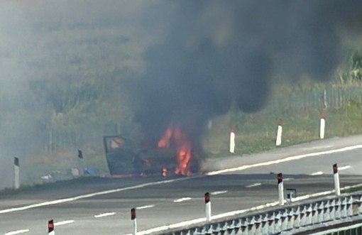 Auto in fiamme sulla Torino-Savona, tra Carmagnola e Marene: traffico in tilt Auto in fiamme sulla Torino-Savona, tra Carmagnola e Marene: traffico in tilt