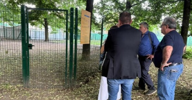 L’area cani realizzata due anni fa in corso Lombardia ancora al buio L’area cani realizzata due anni fa in corso Lombardia ancora al buio