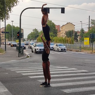Dal Brasile a Torino con il sogno del circo: nel frattempo, Priscila e Gabriel incantano ai semafori