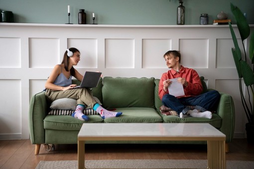 Consigli per arredare la casa? La nuova generazione li cerca sui social